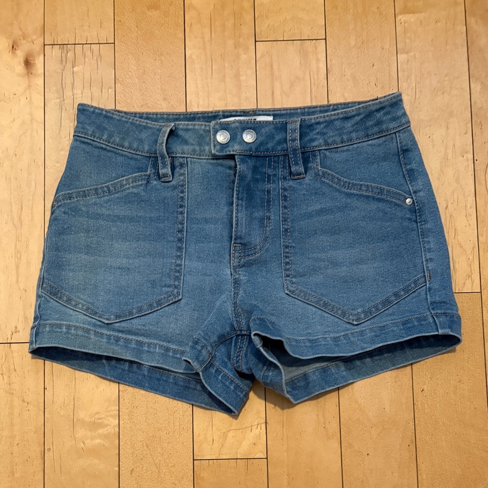 Never worn
Waist: 28”
Inseam: 2.5”
Leg opening 21.5-22”
